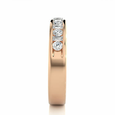 Alianza de boda con diamantes engastados en bisel de talla baguette y redondo de 1 qt en oro rosa 