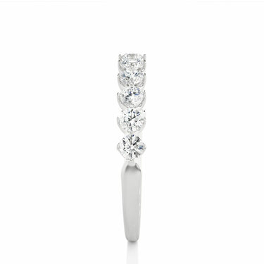 Alliance demi-éternité avec diamants de laboratoire sertis de griffes rondes de 0,60 ct en or blanc 