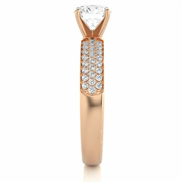 Anillo de compromiso con pavé de diamantes de tres hileras de forma redonda de 1 qt en oro rosa 