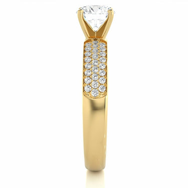 Anillo de compromiso con pavé de diamantes de tres hileras de forma redonda de 1 qt en oro amarillo 