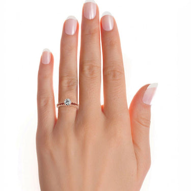 Anillo de compromiso de diamantes con engarce de punta solitario de talla redonda de 1 qt en oro rosa 