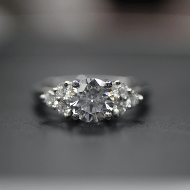 Bague à grappes latérales de moissanite sertie de griffes rondes de 2,60 carats en or blanc