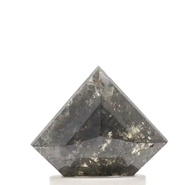 Diamante de sal y pimienta con talla de escudo de 1,57 quilates