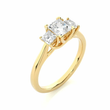 Anillo de diamantes con tres piedras de talla princesa de 1 qt en oro amarillo 