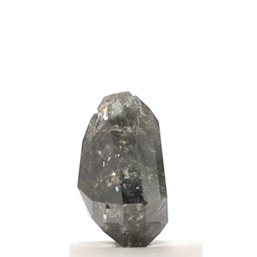 Diamante de sal y pimienta con talla de escudo de 1,57 quilates