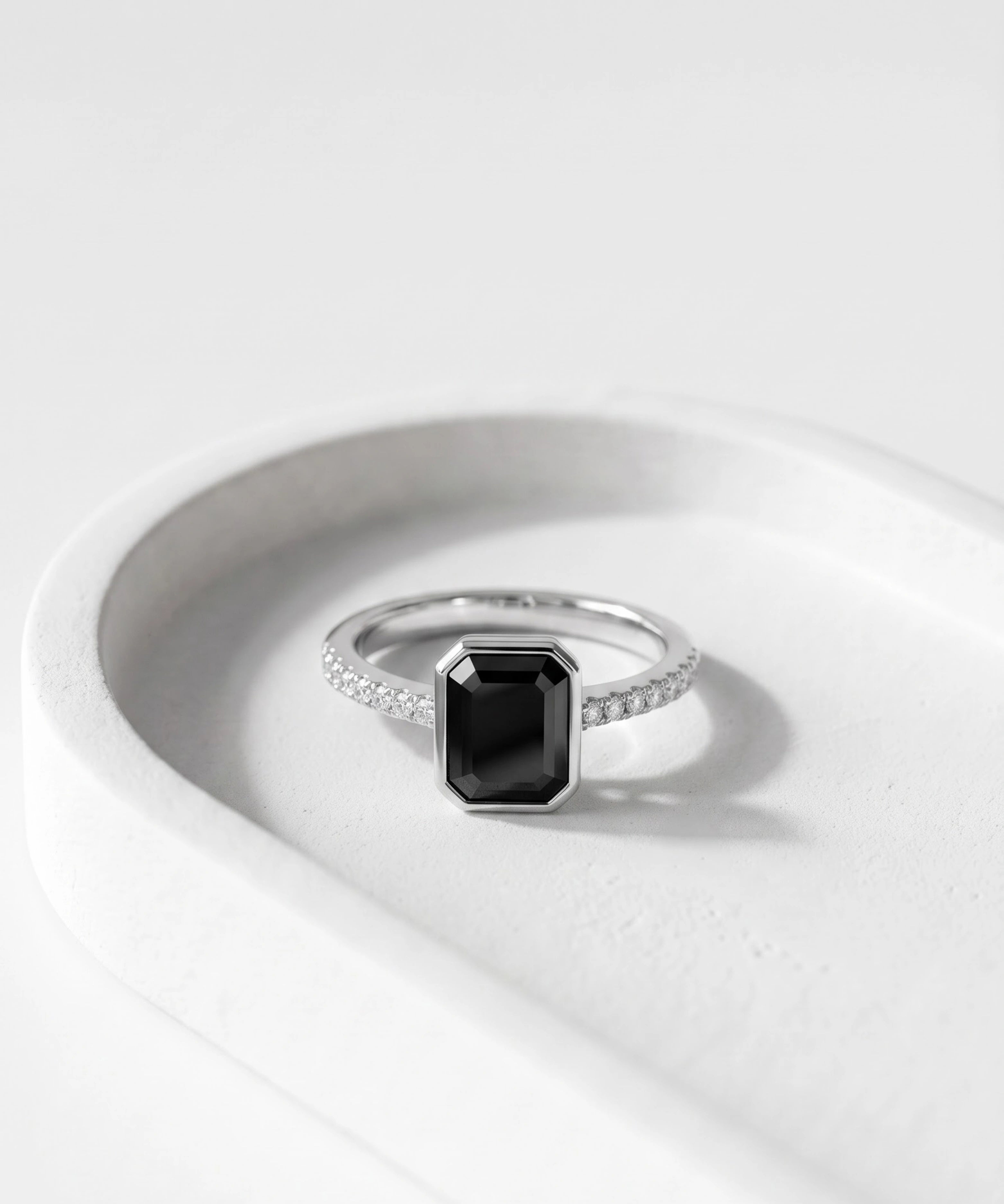 Solitaire_Black_Diamond_Rings_784e8a51-4302-47db-b520-13308fc79bd5.webp