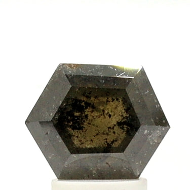 Diamante de sal y pimienta con forma hexagonal de 2,46 quilates