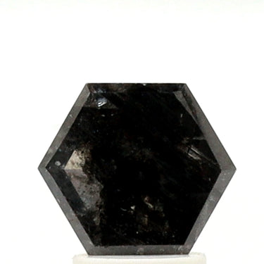 Diamante de sal y pimienta con forma hexagonal de 1,72 quilates